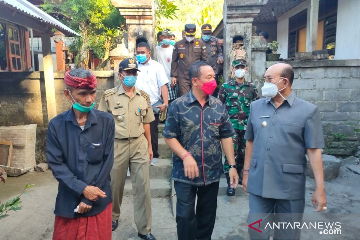 Bupati Karangasem kunjungi rumah Gede Kartika yang tenggelam bersama KRI Nanggala 402