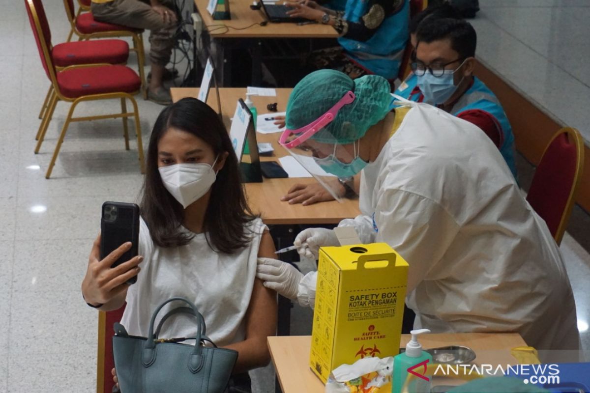 Sebagian warga di 98 RW Jakpus mulai terima vaksin AstraZeneca