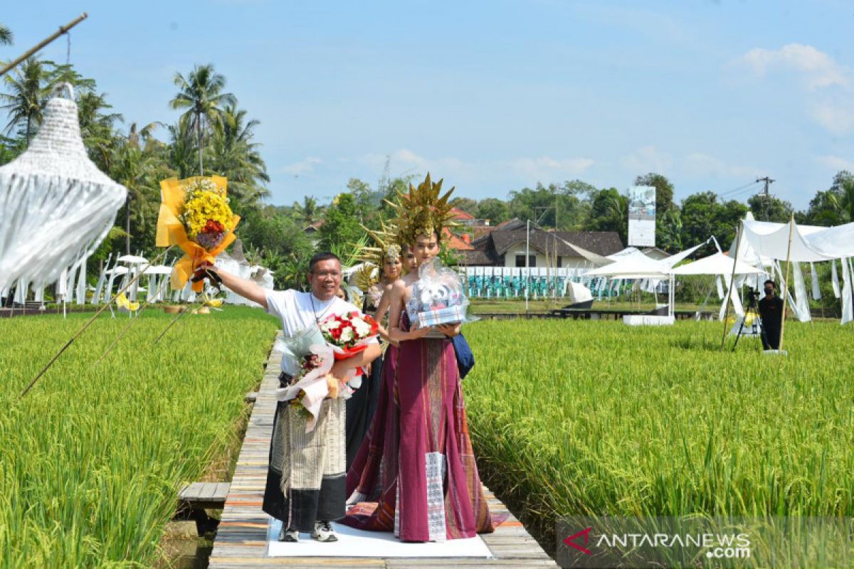 Desainer Indonesia gelar fashion show di sawah menyatu dengan alam