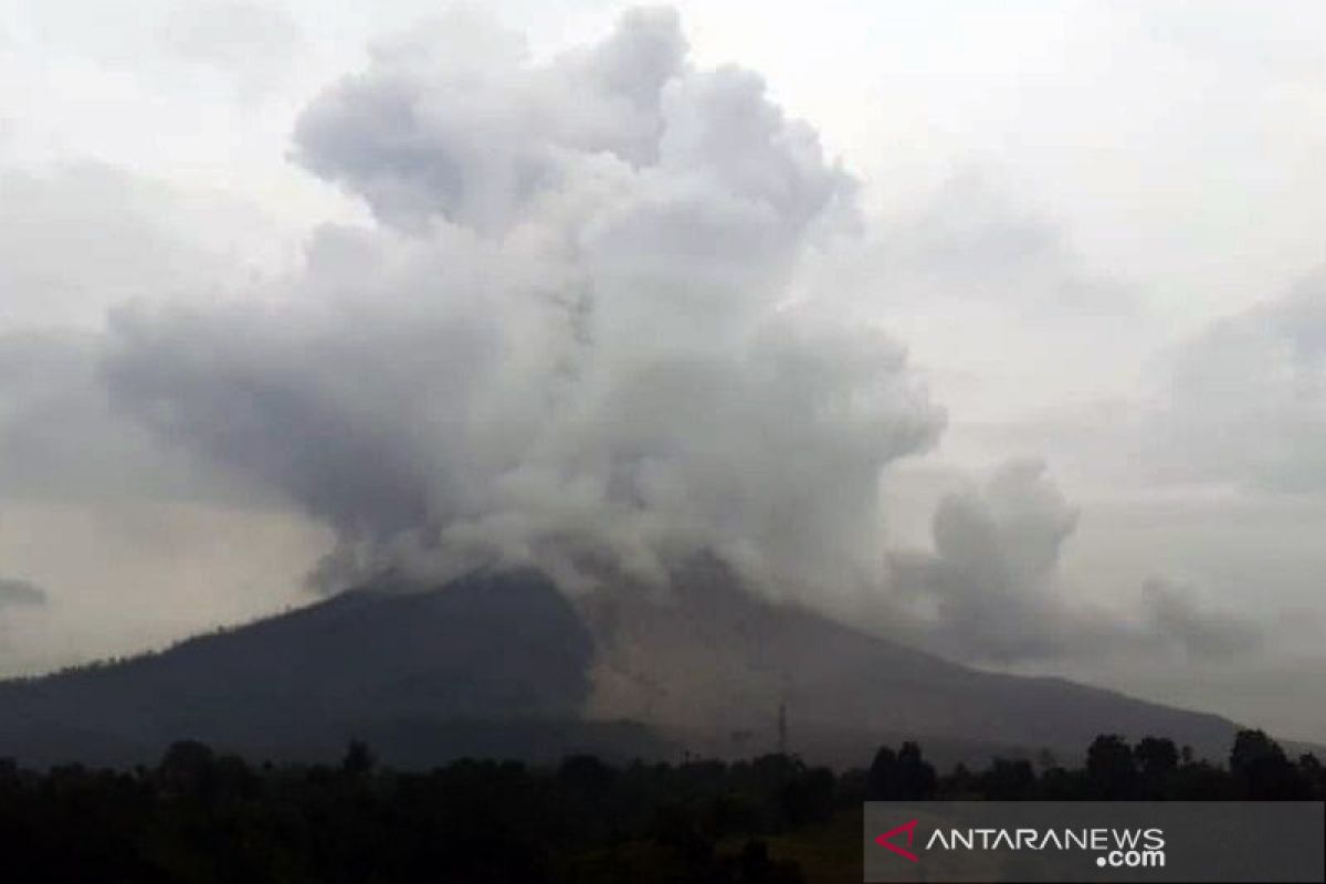 Luncuran awan panas Sinabung teramati dengan jarak 500 meter