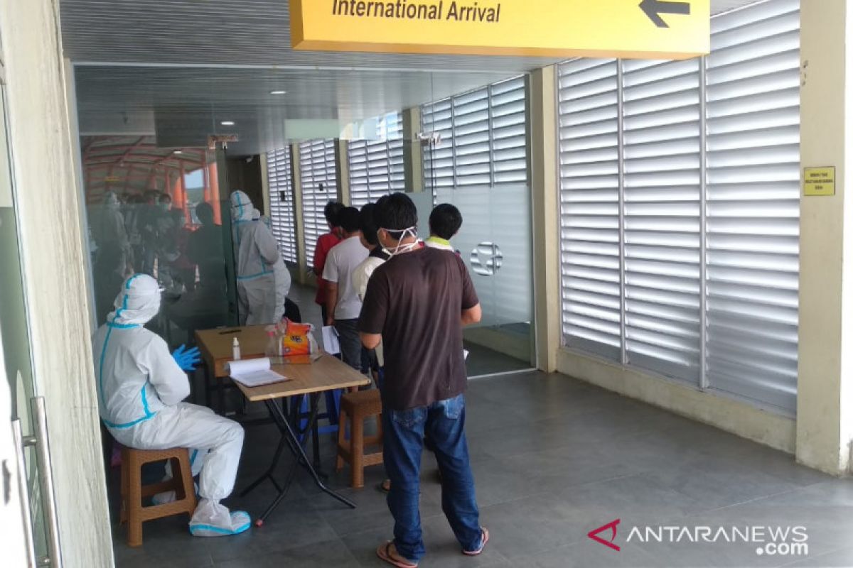 Pekerja dipulangkan dari Malaysia via Batam terinfeksi COVID-19