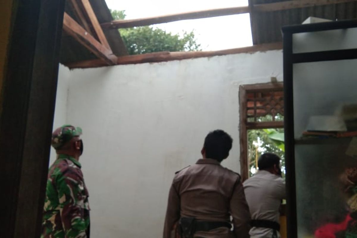 Angin puting beliung terjang rumah warga Lampung Timur