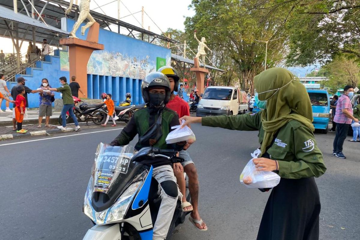 BPJAMSOSTEK berbagi takjil gratis di Kota Manado