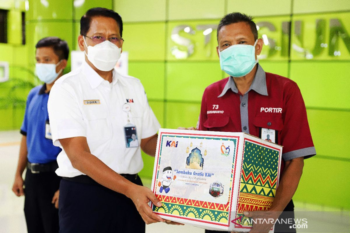 KAI berikan bantuan senilai Rp328 Juta untuk porter stasiun