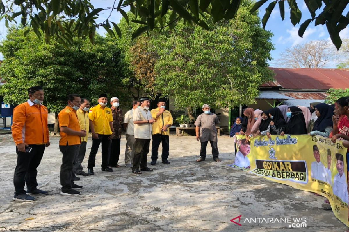 Golkar Aceh bagikan 400 takjil untuk anak yatim dan warga kurang mampu