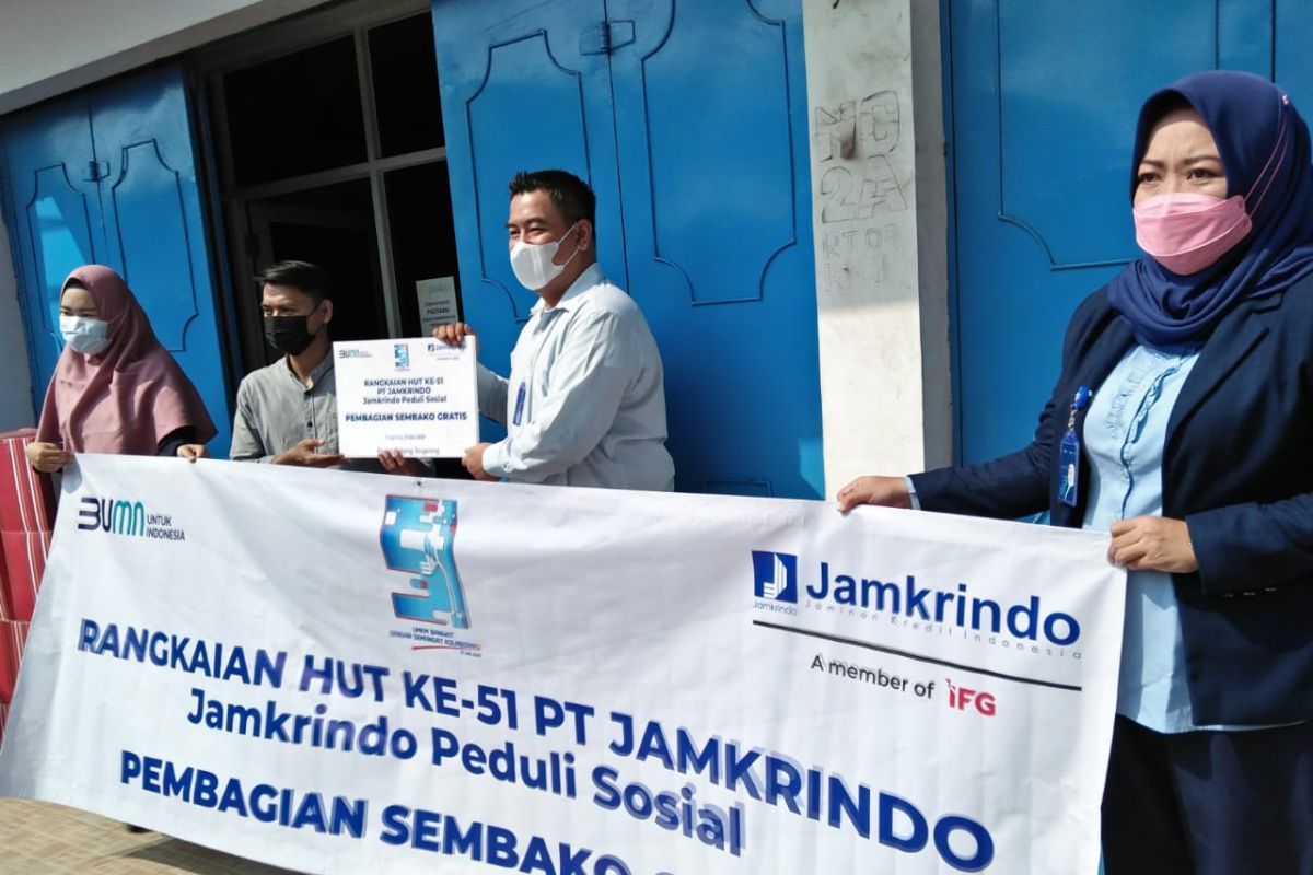 Jamkrindo Tangerang peduli salurkan ratusan paket sembako
