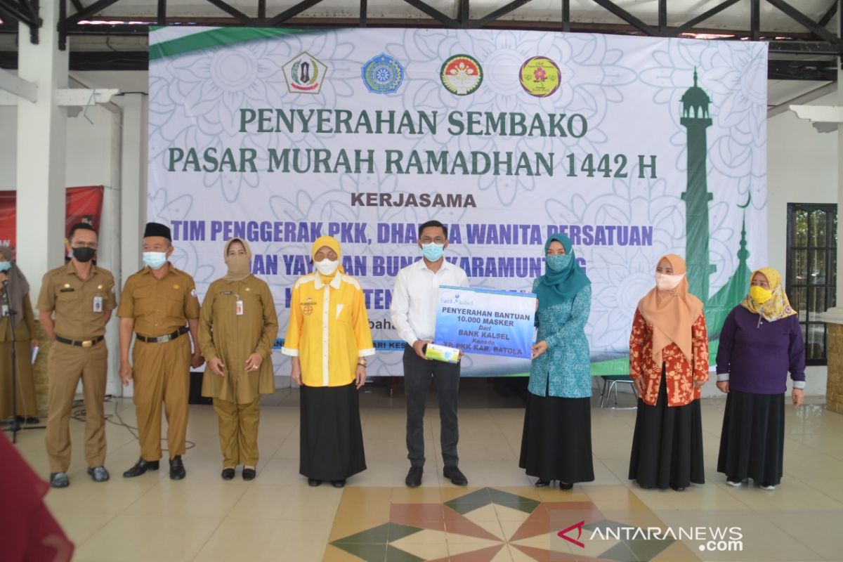 Bank Kalsel berbagi sembako dan ribuan masker