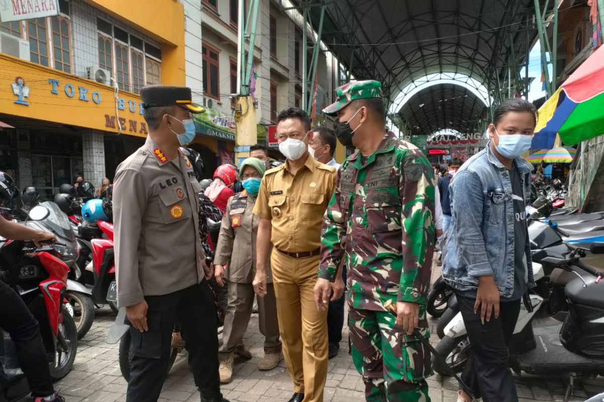 Wali Kota Pontianak tinjau penerapan prokes di sejumlah pusat perbelanjaan