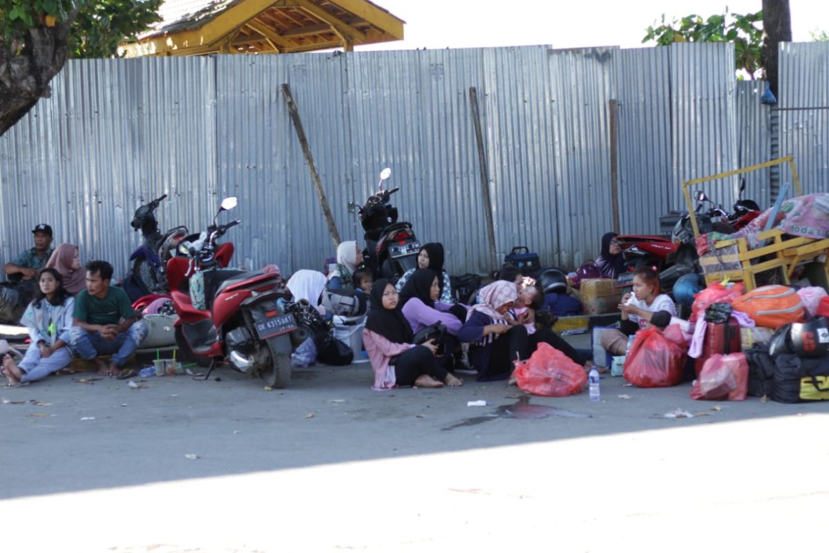 Ratusan calon penumpang tujuan Pulau Raas Madura tertahan di Pelabuhan Situbondo