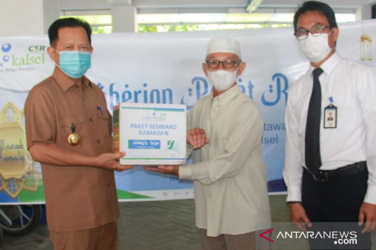 Bank Kalsel Rantau serahkan 170 paket sembako Ramadhan untuk pensiunan