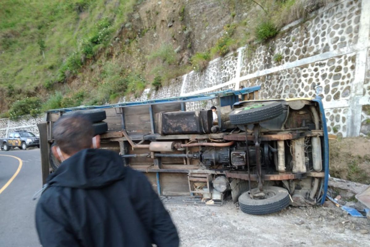 Truk terbalik di Pusuk Sembalun, satu tewas