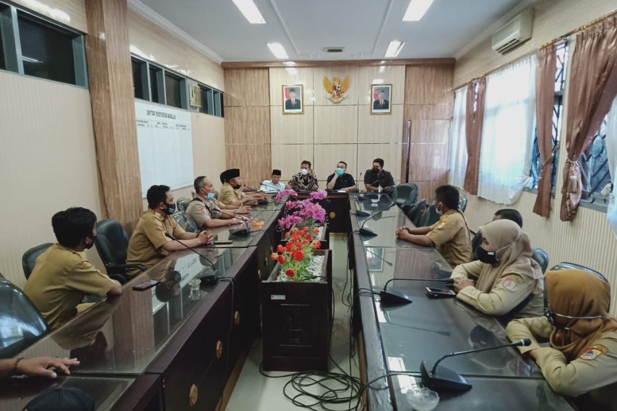 Ribuan perangkat desa di Jember sudah lima bulan belum gajian