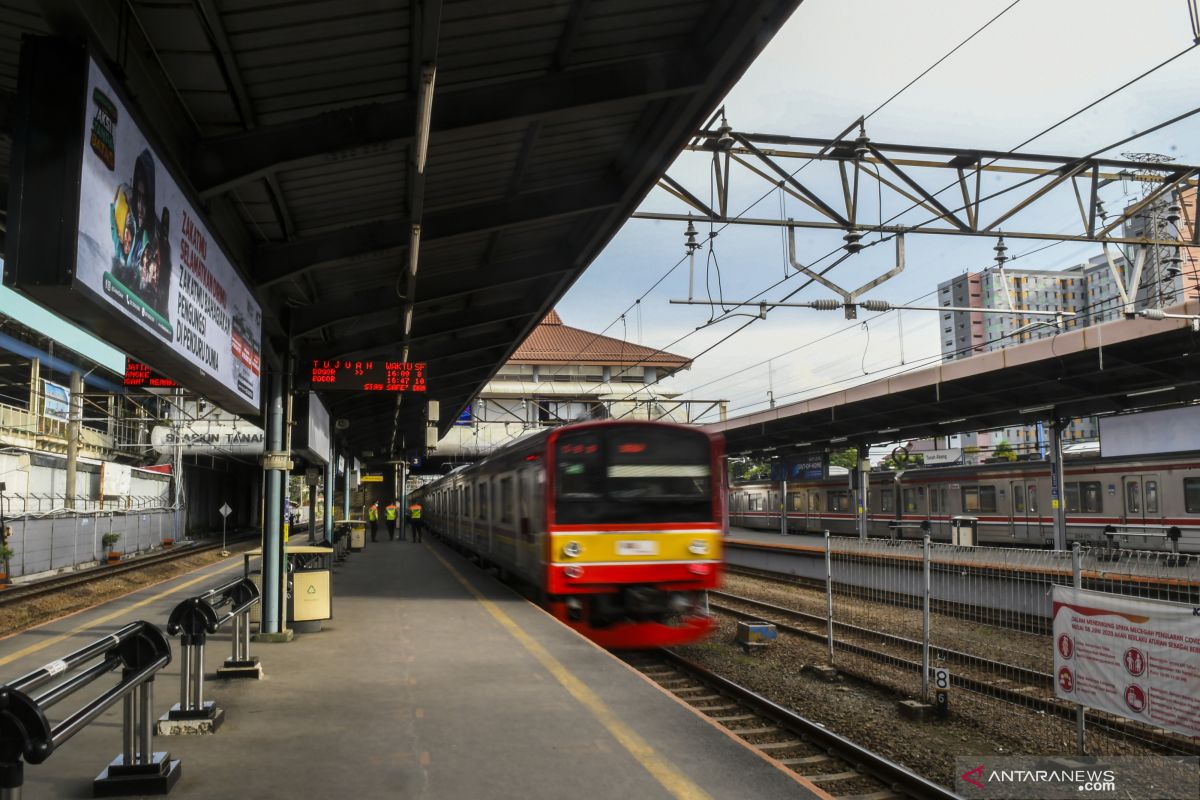 Stasiun Tanah Abang kembali layani naik-turun penumpang di sore hari