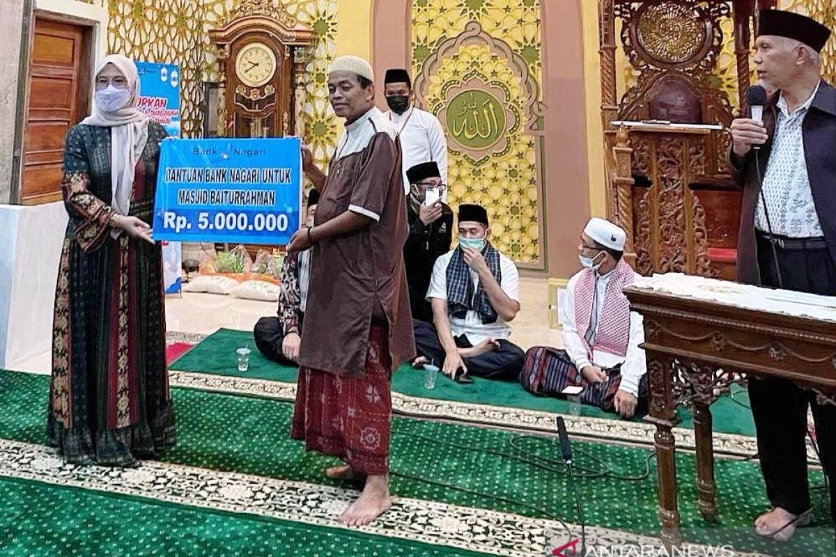 Bank Nagari Cabang Lubukbasung bantu empat masjd selama Ramadhan