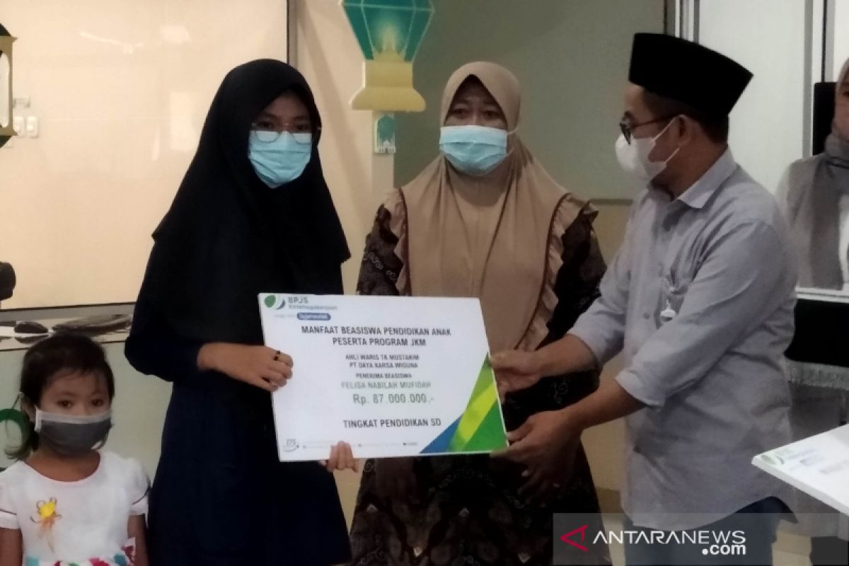 BPJAMSOSTEK Kudus salurkan beasiswa pendidikan  Rp24,5 miliar