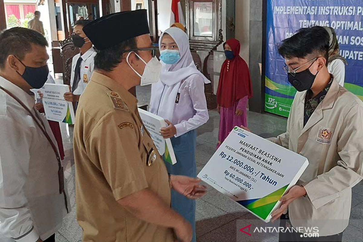 BPJAMSOSTEK Cabang Purwokerto salurkan klaim beasiswa anak peserta jamsostek