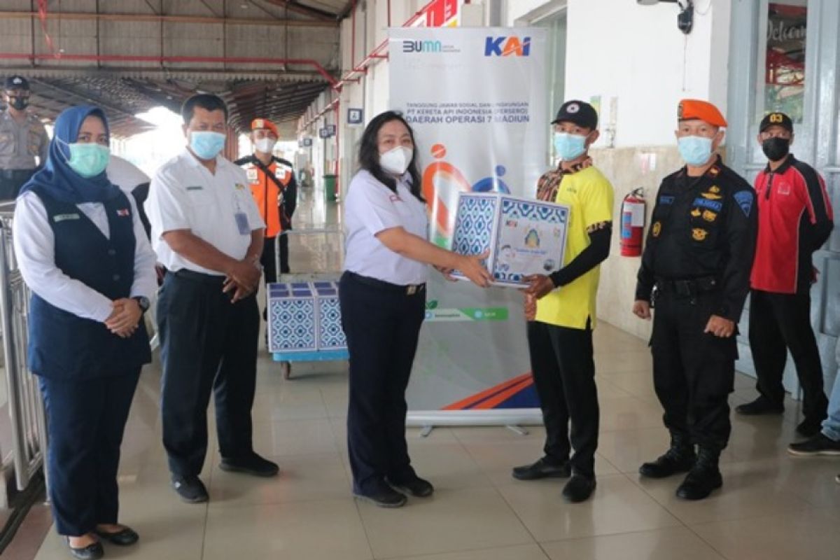 KAI Daop Madiun bagikan 57 bantuan paket sembako untuk portir stasiun