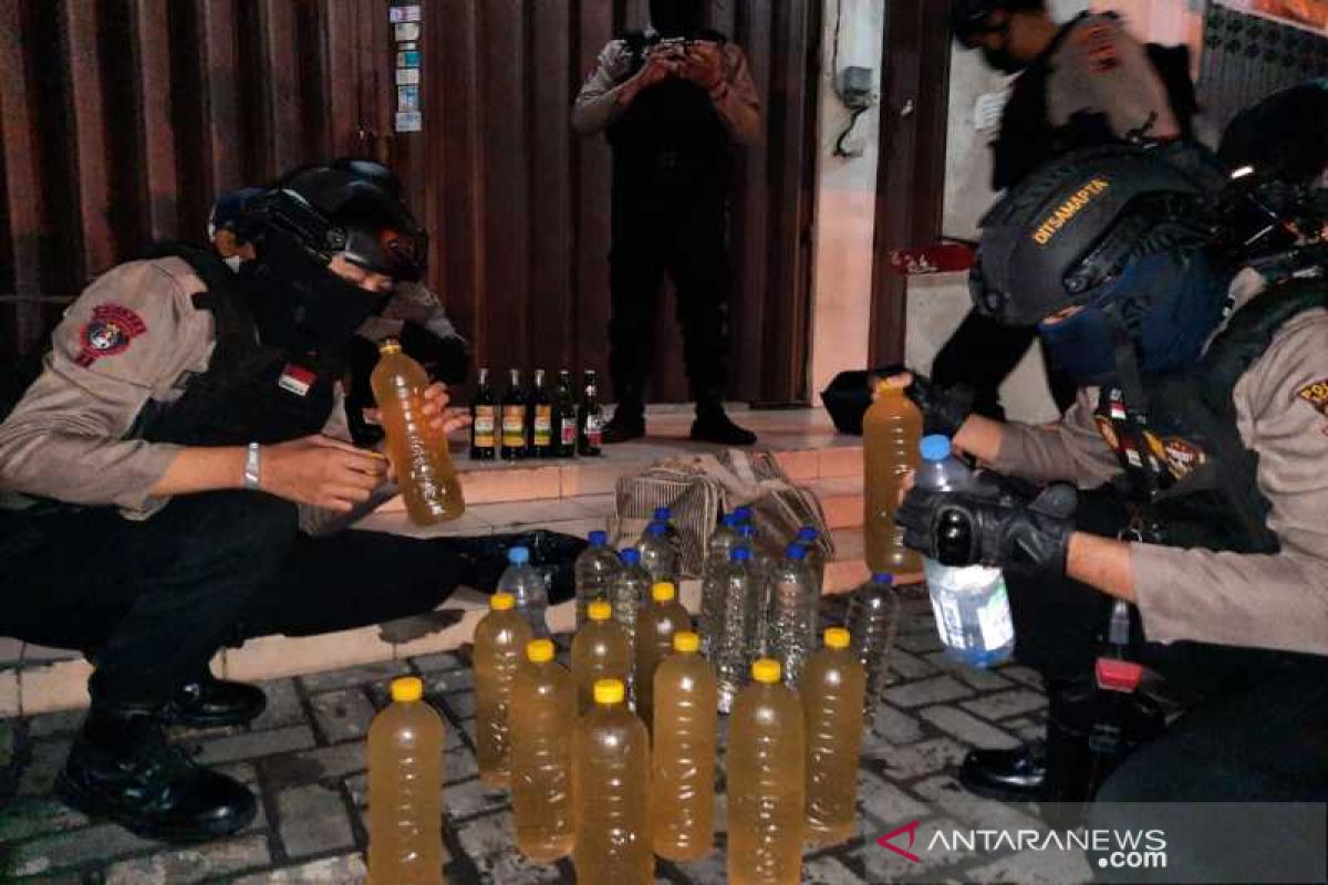 Seorang penjual miras di Ruko Purwosari Solo ditangkap