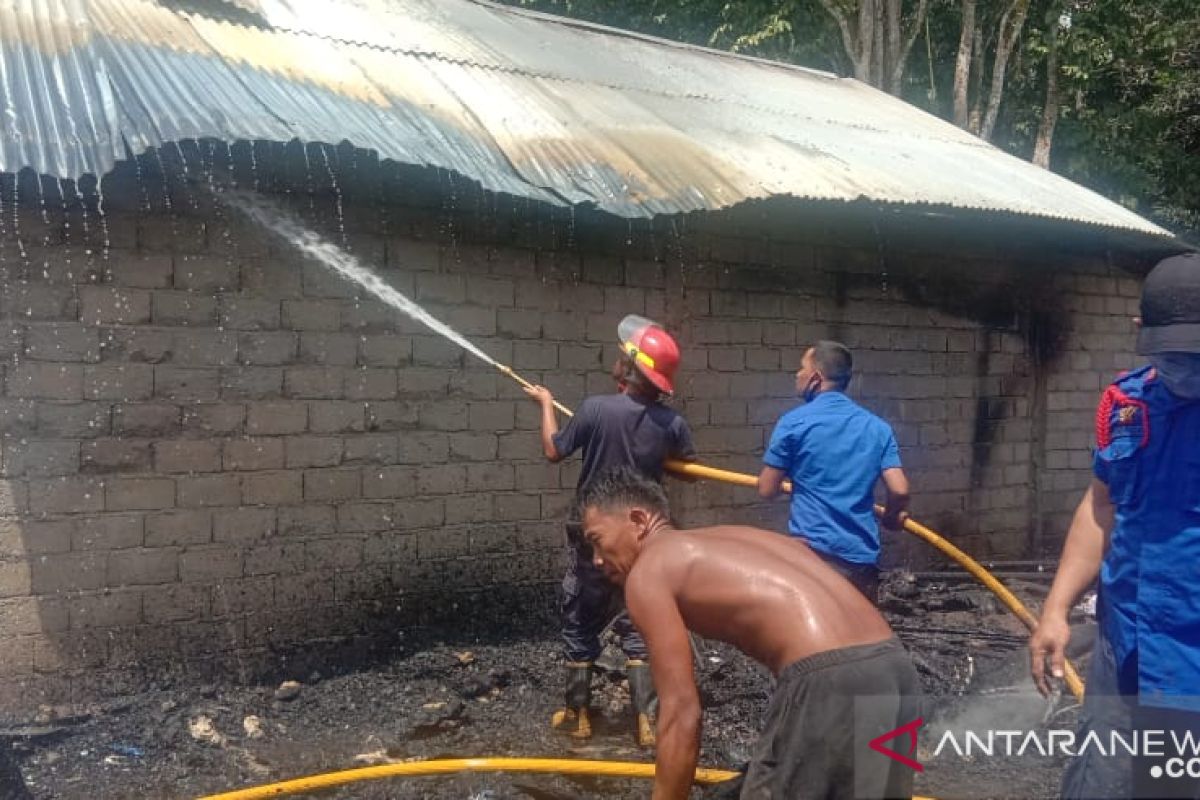 Akibat konsleting listrik, api berkobar dan menjalar hingga tiga unit rumah ludes terbakar di Dharmasraya