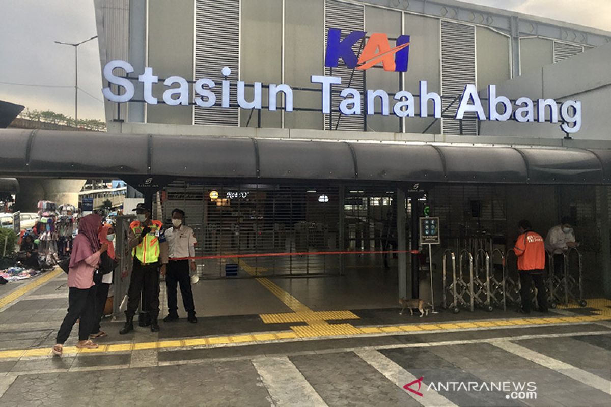 Stasiun Pasar Tanah Abang tidak terlalu padat selama masa pembatasan