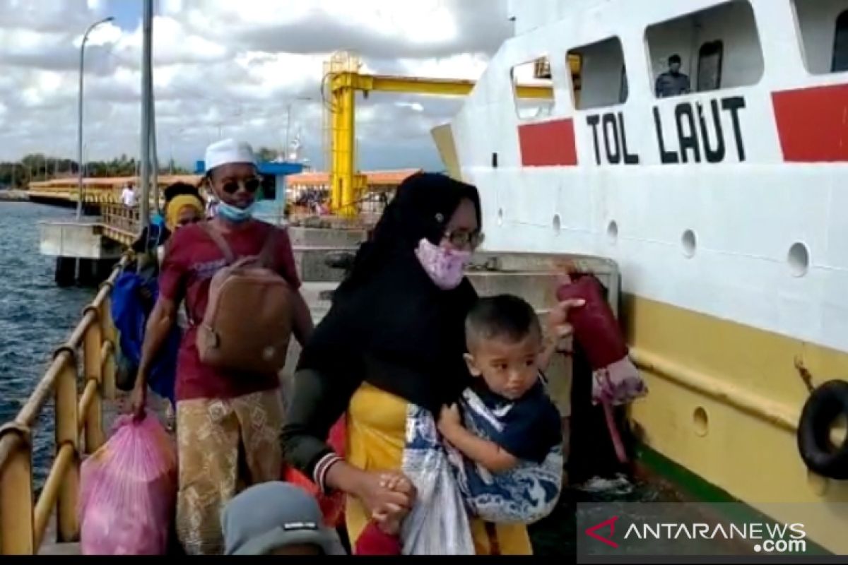 Ratusan calon penumpang kapal yang  tertahan di Pelabuhan Jangkar Situbondo diangkut kapal perintis