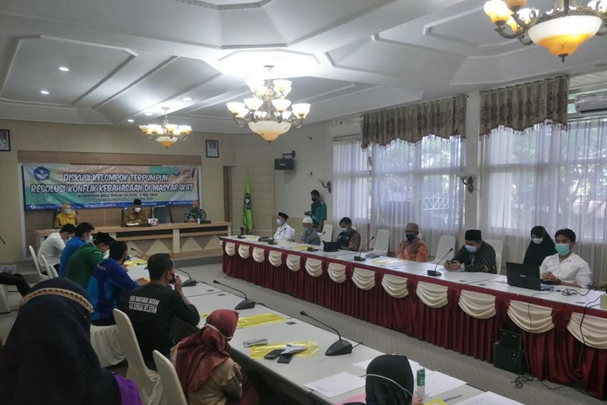Diskusi terumpun resolusi konflik kebahasaan Balai Bahasa Kalsel di HSS