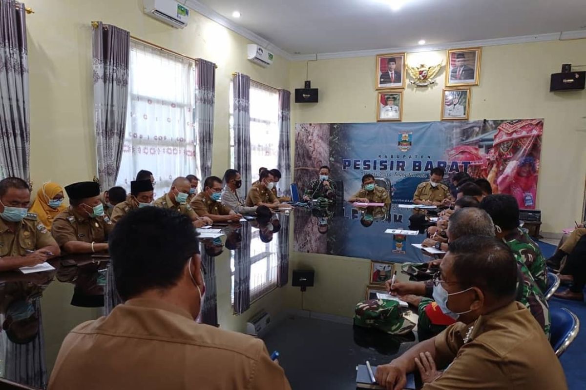 Bupati Pesibar pimpin rapat penanganan COVID-19 di wilayah