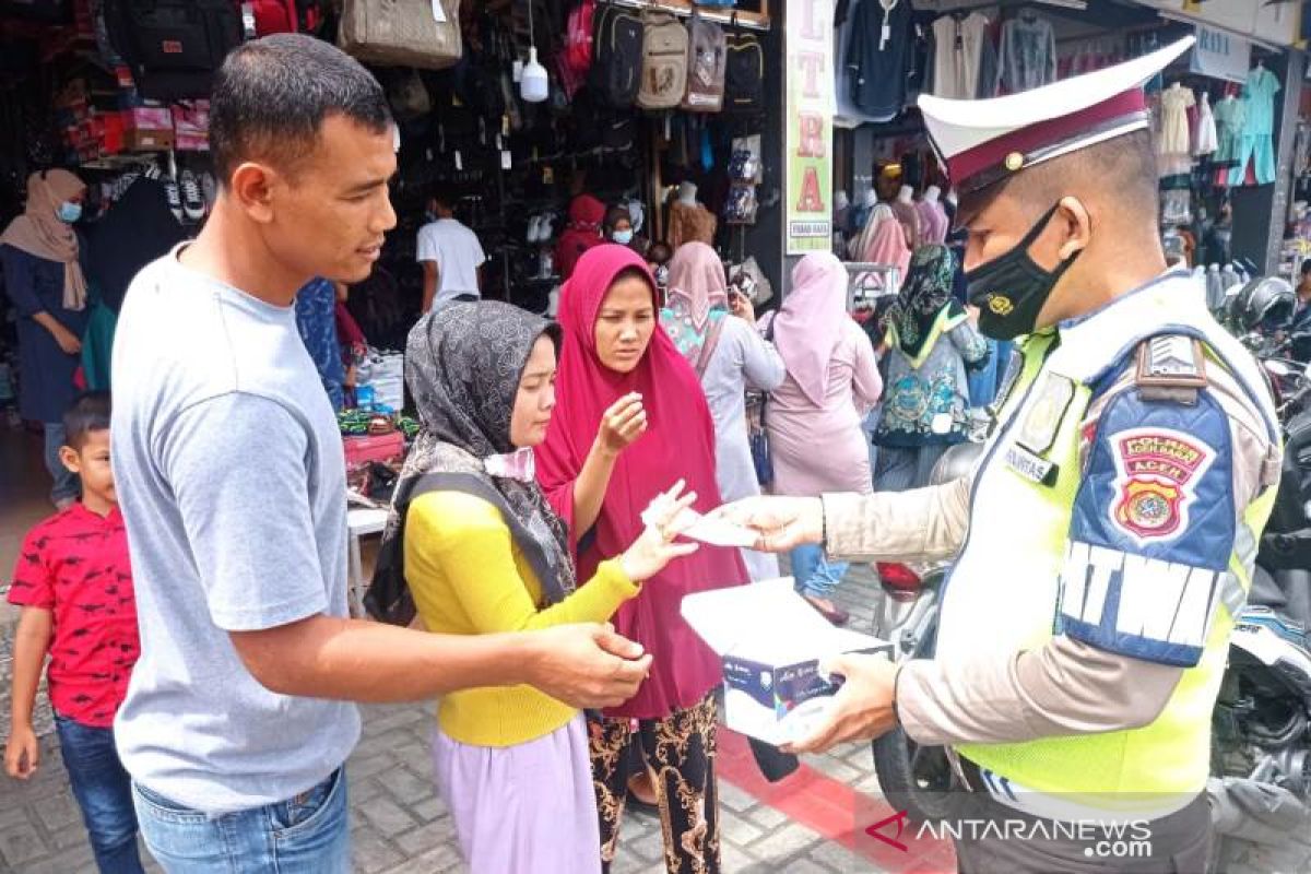 Polisi bagi-bagi masker untuk pengunjung pasar di Meulaboh, ada apa?