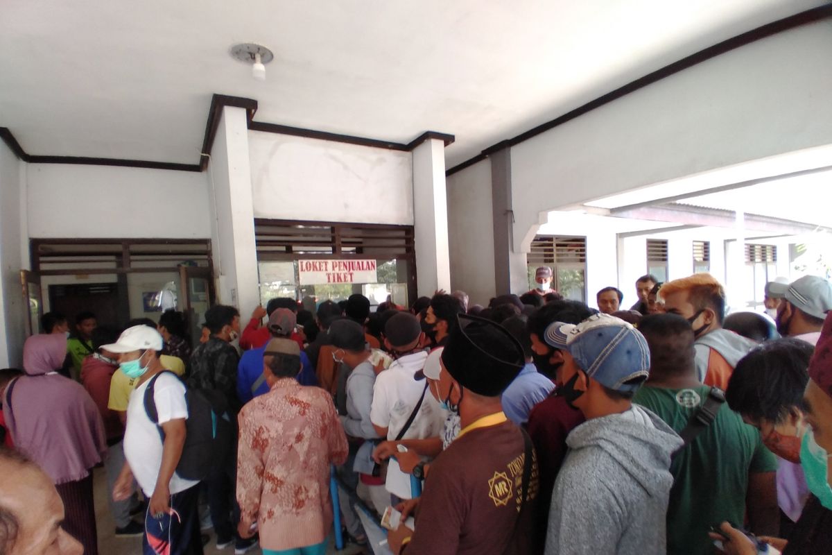 Sejumlah calon penumpang kapal feri di Pelabuhan Jangkar Situbondo kecewa tak mendapat tiket