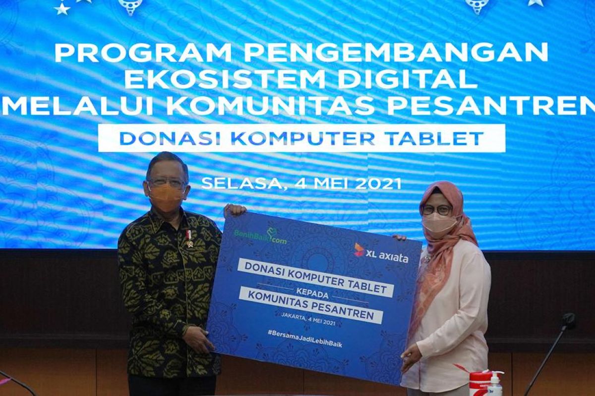 XL Axiata donasikan 100 unit laptop ke 12 pesantren