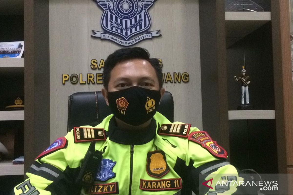 Pelukan hangat AKP Rizky Adi Saputro tenangkan pemudik saat larangan mudik