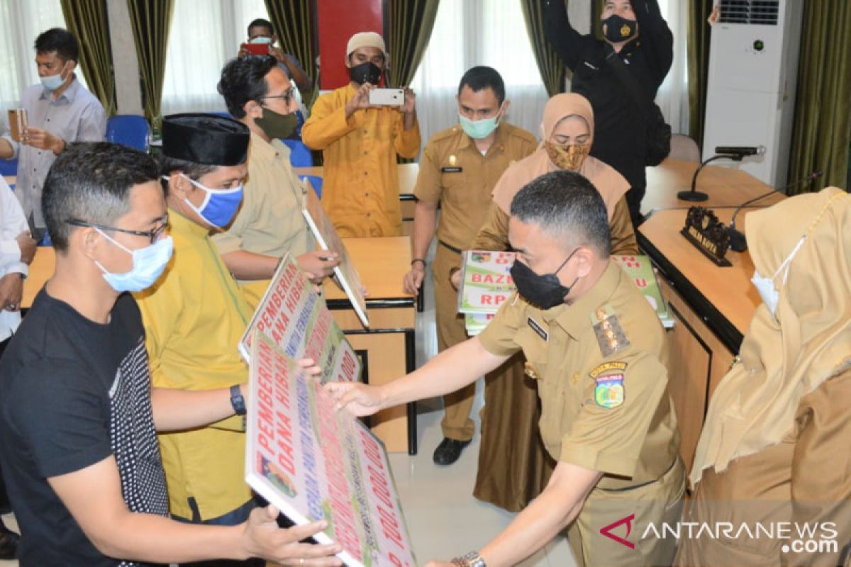 Wali Kota Palu serahkan dana hibah pembinaan umat beragama dan Ormas