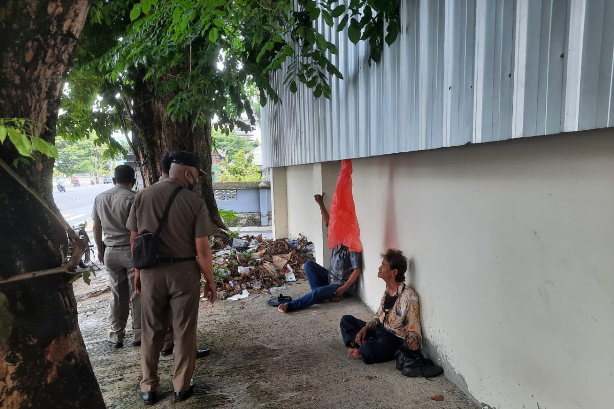 Rombongan pengemis di depan rumah dinas gubernur ditertibkan