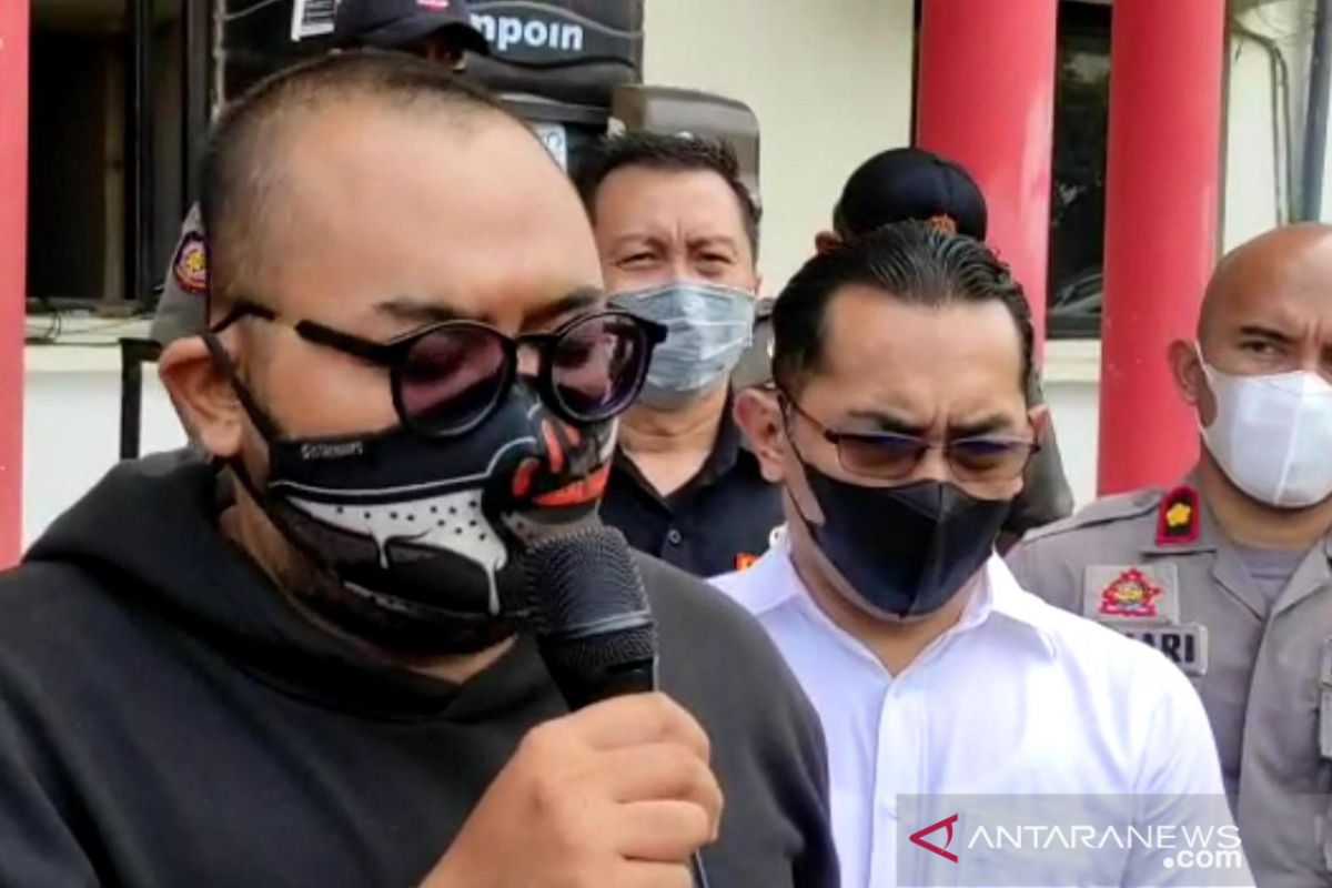 Seorang pemuda sebut pemakai masker 