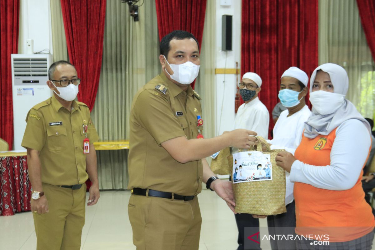 Wali Kota serahkan santunan tali asih kepada masyarakat