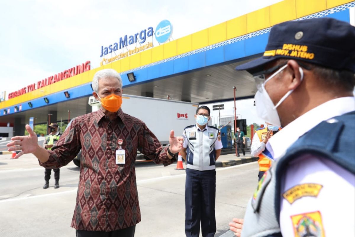 Ganjar Pranowo pantau penyekatan pemudik di Gerbang Tol Kalikangkung