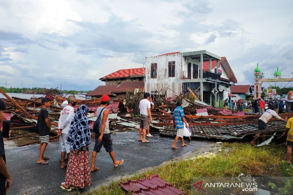 Bangunan bertingkat dua roboh timpa pekerja akibat dihantam angin