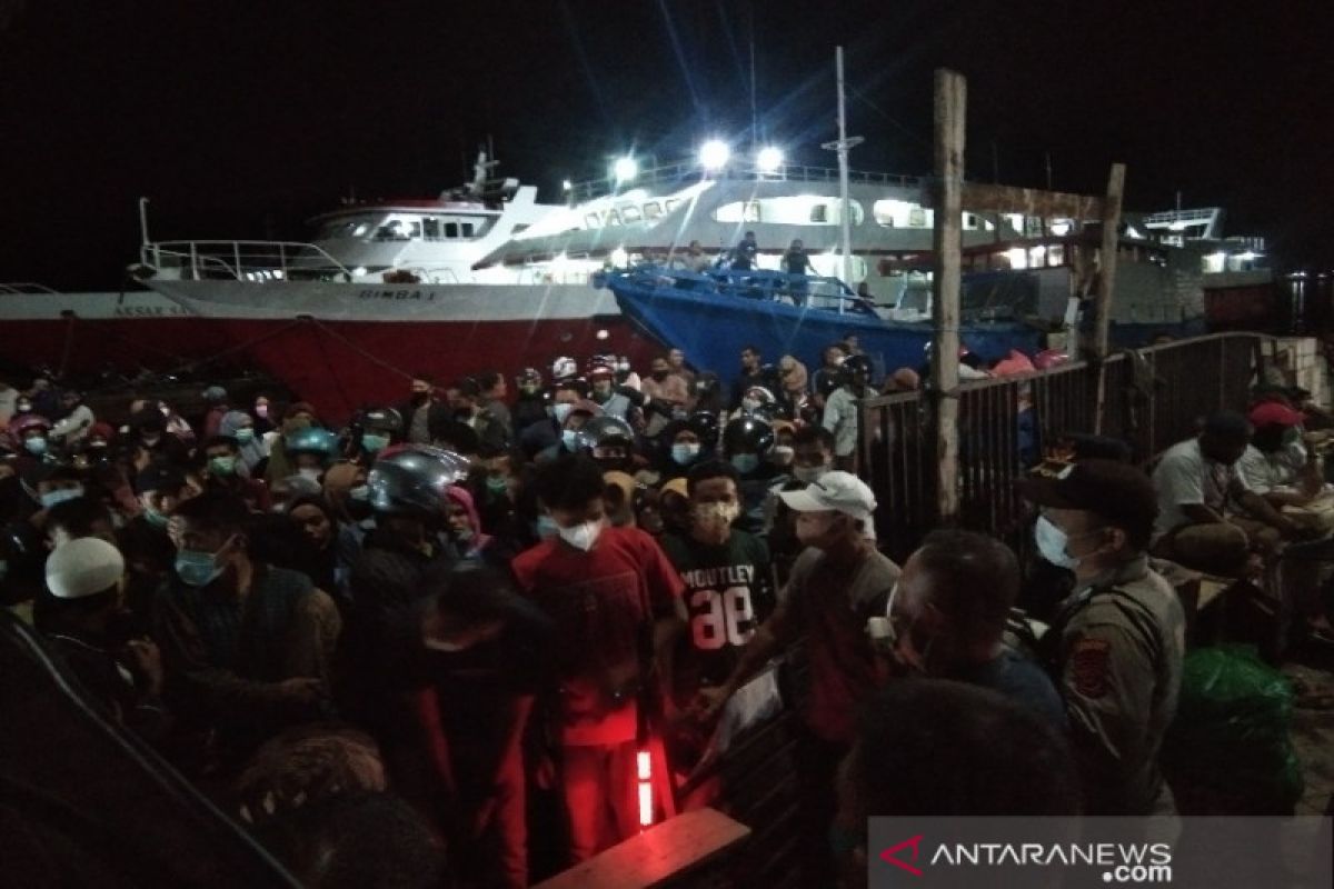 Penumpang kapal malam rute Kendari-Raha membludak jelang larangan mudik