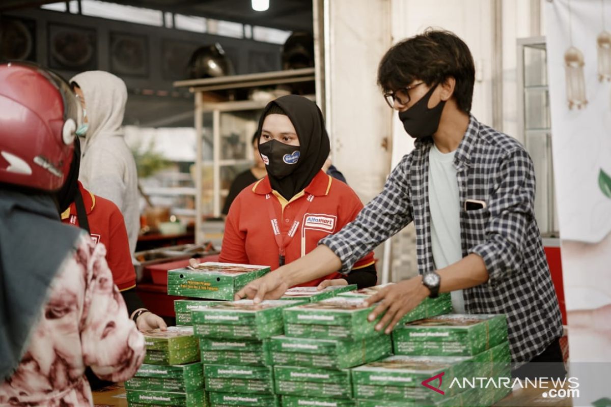 Alfamart-Bebelac pecahkan Muri tebar 55.555 paket nutrisi buka puasa