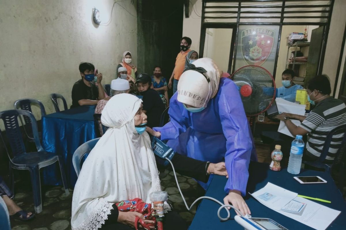 Warga lansia Kota Mataram antusias divaksin COVID-19 saat pelayanan malam
