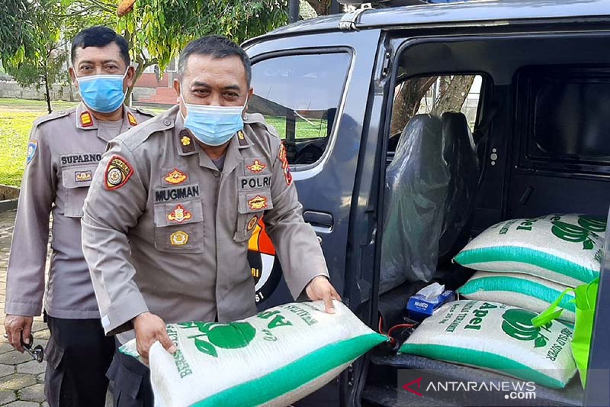 Polresta dan Kodim Banyumas bagikan bantuan sembako ke 11 pesantren