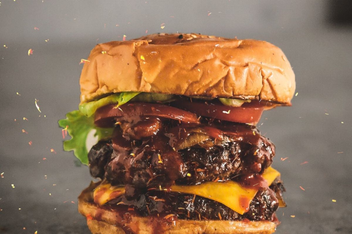 Rust Burger&Kolektiv sediakan layanan tambahan 12 topping gratis pertama di Indonesia