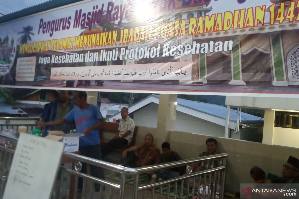 Tiap hari, warga dan pedagang antar ratusan pabukoan ke Masjid Raya Lubukbasung untuk jamaah dan pengedara