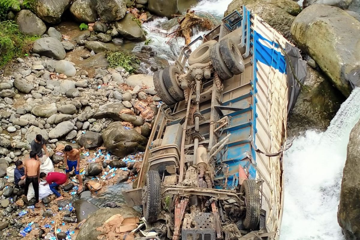 Sebuah truk pengangkut susu terguling ke sungai setinggi 30 meter