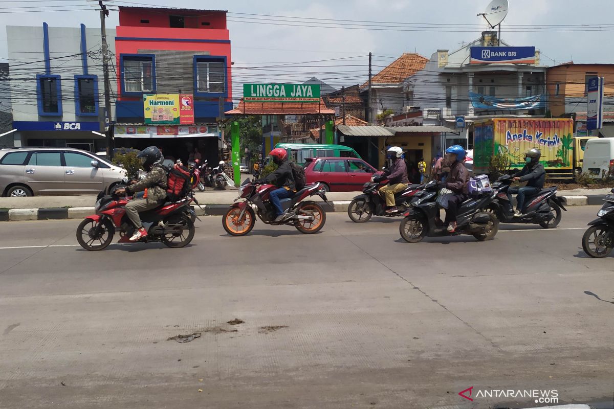 Pemudik sepeda motor mulai terlihat di Jalan Raya Bandung-Garut