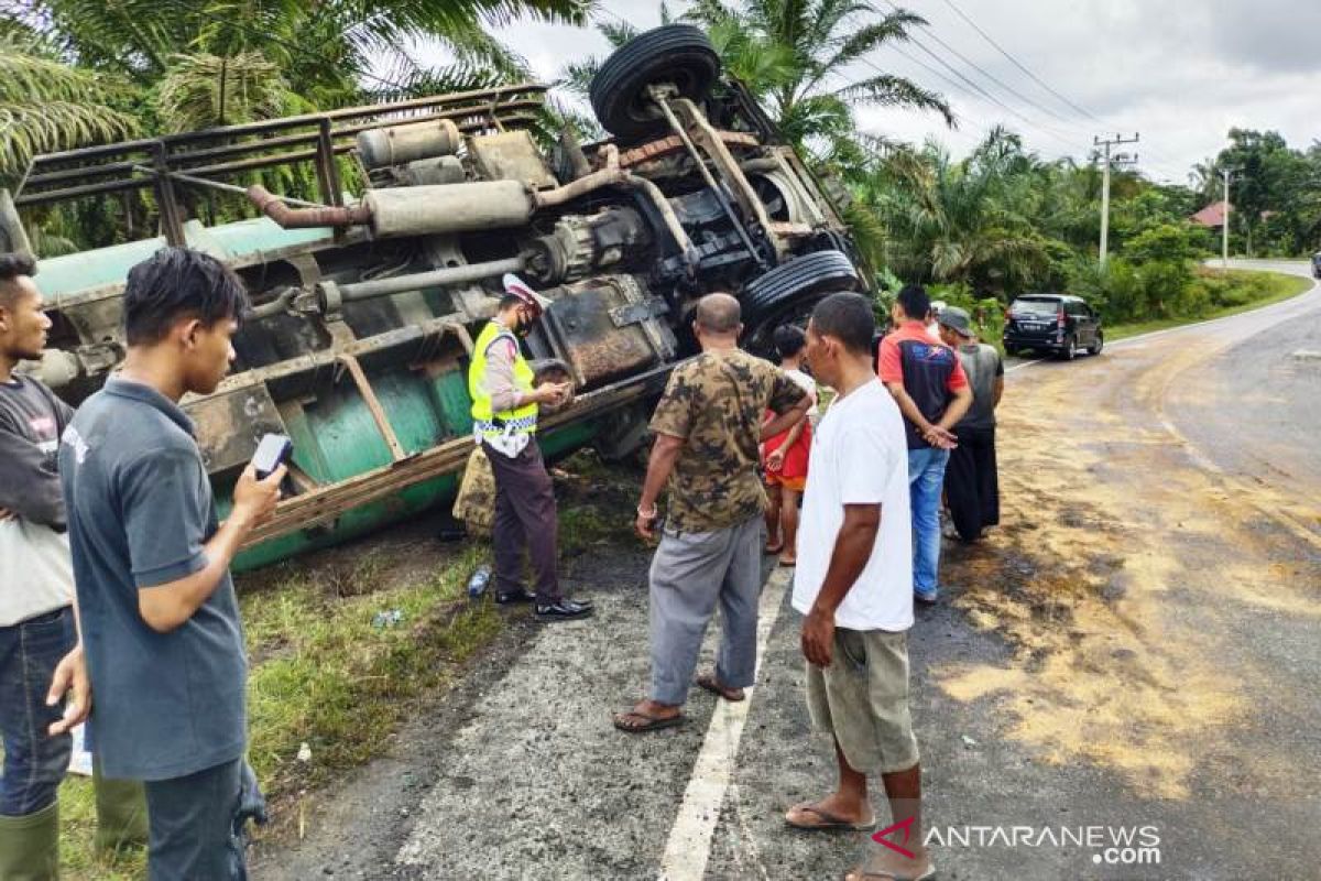 Truk tangki pengangkut CPO terbalik di Gunung Trans Nagan Raya, begini kondisinya