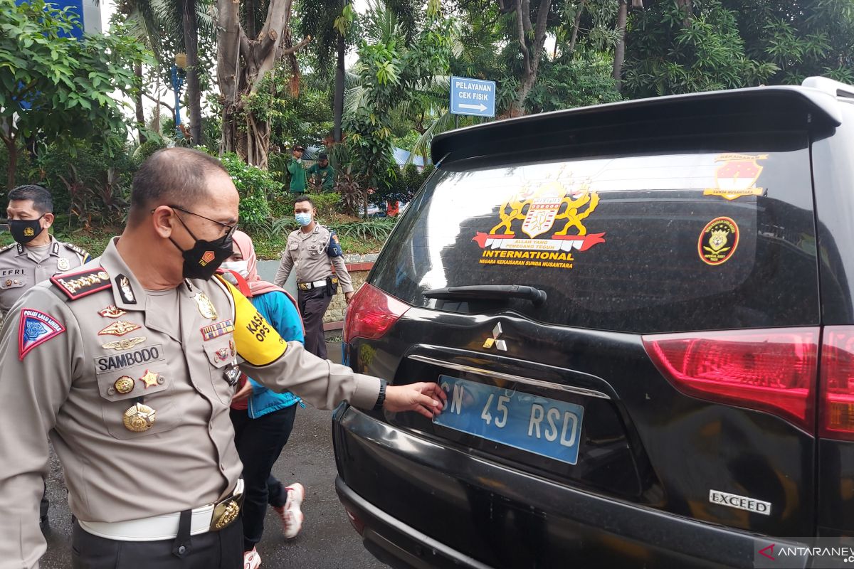 Polisi periksa kejiwaan seorang pengemudi mobil berplat "Kekaisaran Sunda"
