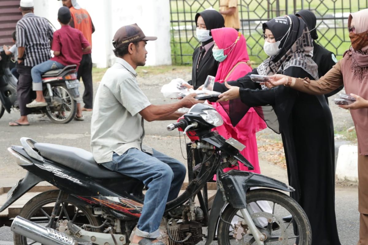 SMK di Banda Aceh bagi-bagi takjil