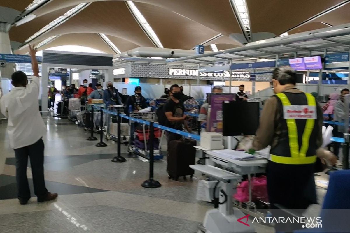 Penerbangan terakhir AOMI pulangkan 290 pekerja migran