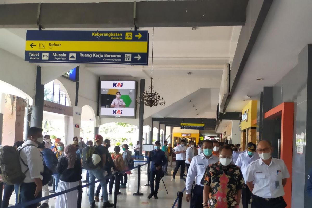 Jelang larangan mudik, Wawali Surabaya pantau kesiapan stasiun KA Gubeng dan Terminal Purabaya
